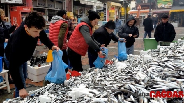 5 liralık hamsi izdihamı, vatandaşlar birbirleriyle yarıştı