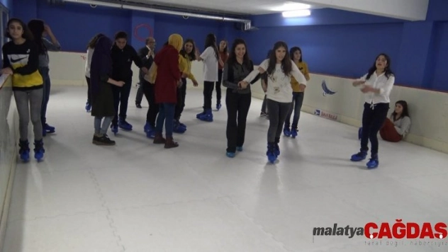 50 öksüz öğrenci ilk defa buz pateni yaptı