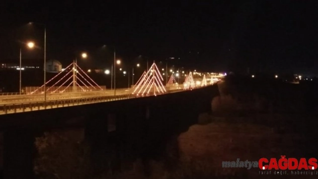 547 metrelik köprünün ışıkları, kadınlar için turuncu yandı