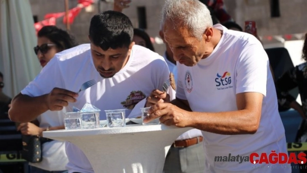 58 saniyede 8 köfte yemek için yarıştılar