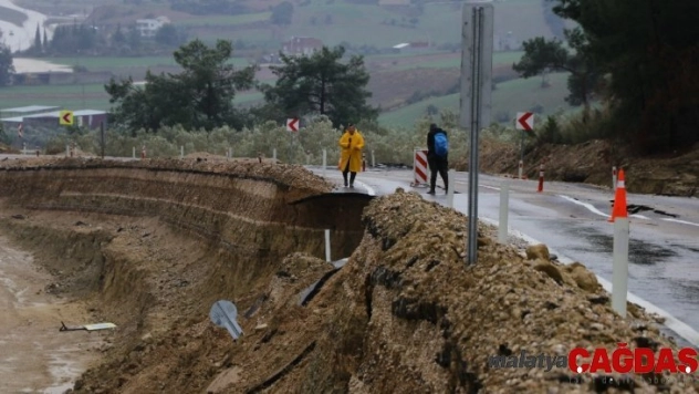 6 ilçeyi Adana'ya bağlayan karayolu çöktü