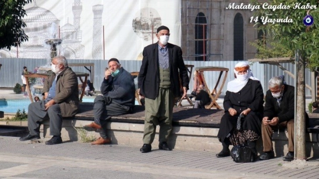 65 yaş üstü uyarılara rağmen evde durmuyor