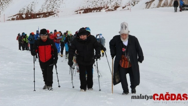 65 yaşında elindeki bastonla Sarıkamış şehitleri için yürüdü