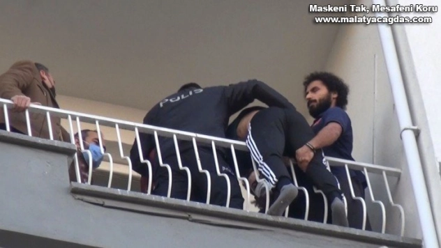 7. kata çıkan genci, polis ve arkadaşı kolundan çekip kurtardı