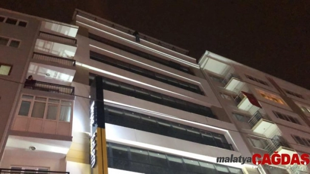 7. kata çıkarak intihara kalkışan genci arkadaşı ikna etti