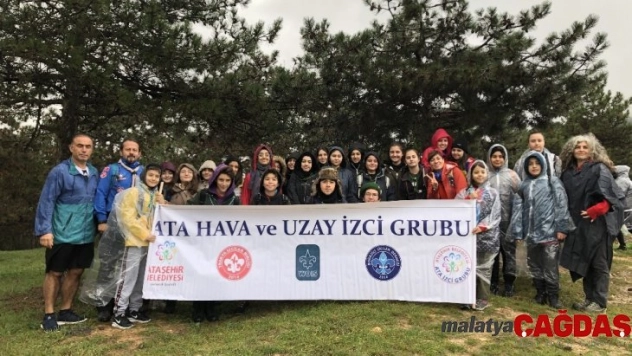 7 kilometre yürüyüp, 440 rakımda çöp topladılar