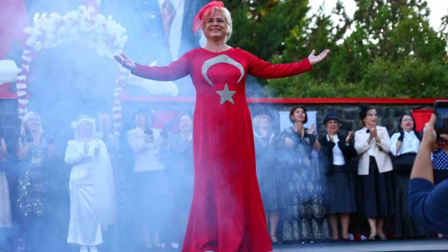 29 Ekim Coşkusu: Cumhuriyet'in Kadınları Podyumda Parladı