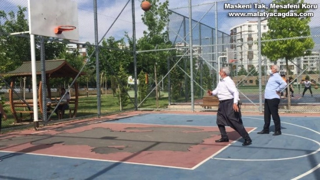 70'lik dede şalvarını giydi, basketbol topunu alıp potanın önüne koştu