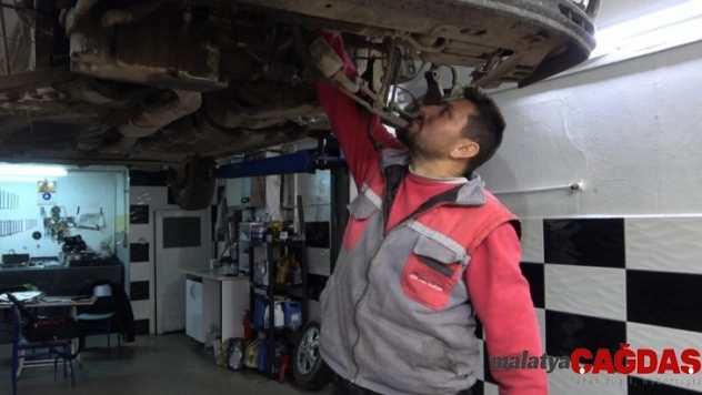 70 liralık masraftan kaçarken otomobilin motorundan olmayın