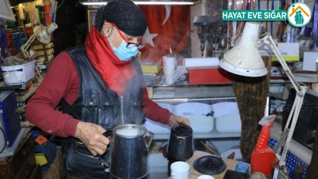 73 yaşında, sokağa çıkma yasağından etkilenmedi