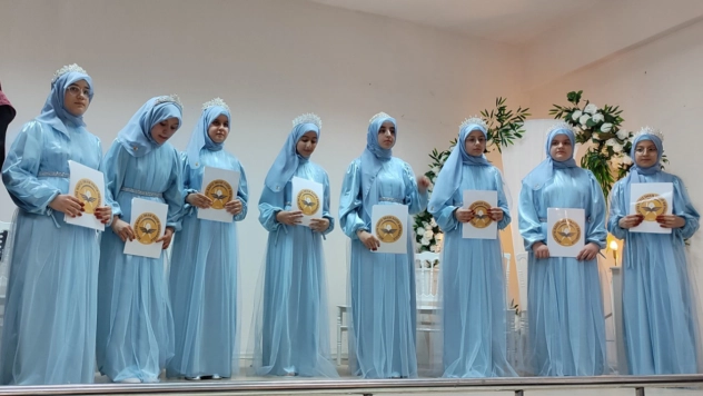 8 hafizeye taç giydirildi