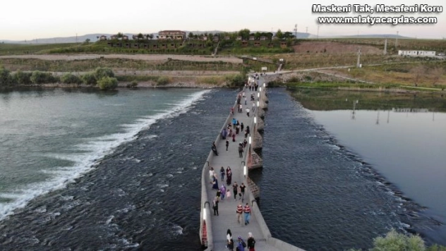 800 yıllık tarihi Murat Köprüsü binlerce turiste ev sahipliği yapıyor