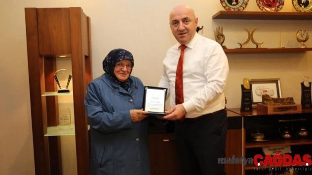 82 yaşındaki Kadriye teyze, 2 yılda 30 tekerlekli sandalye bağışladı