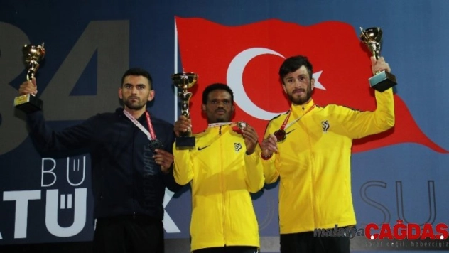 84. Büyük Atatürk Koşusunu kazanan atletler ödüllerini aldı