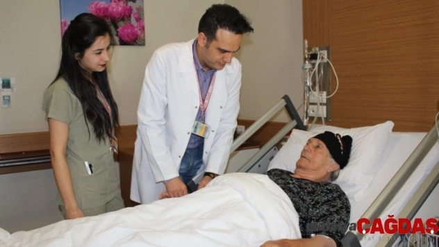 85 yaşındaki hasta kapalı ameliyat yöntemi ile sağlığına kavuştu