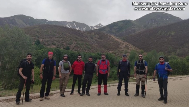 9 saatte 2 bin 950 rakımlı dağa tırmandılar