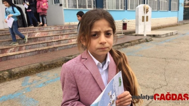 9 yıldır saçlarına makas değmeyen Baran karnesini aldı