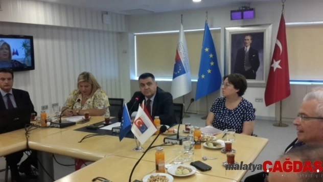 12 Türk gencini Avrupa'ya uğurladı