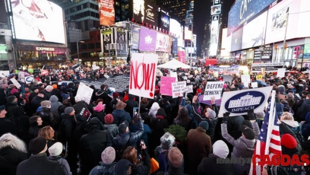 ABD'liler Trump'ın azli için Times Meydanı'nda toplandı