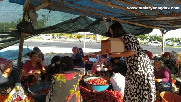 Acı isot temizleyen kadınlara dondurma sürprizi