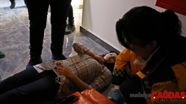 Açık bırakılan kabloya dokunan kadın hastanelik oldu