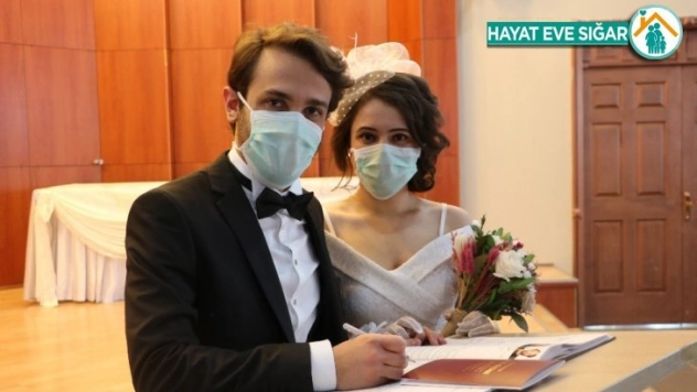 Acilde nişanlanan doktor çiftin nikahları kıyıldı