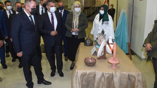 Adana'da 24 Kasım Öğretmenler Günü kutlandı