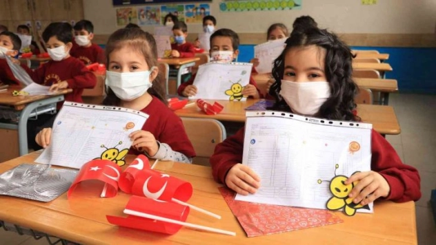 Adana'da 460 bin 71 öğrenci karne heyecanı yaşadı