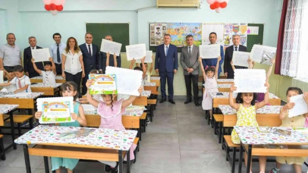 Adana'da 514 bin 831 öğrenci karne sevinci yaşadı