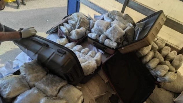 Adana'da 65 kilo 137 gram esrar ele geçirildi