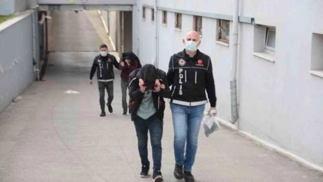 Adana'da 8 kilo 724 gram esrar ele geçirildi