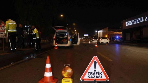 Adana'da aydınlatma direğine çarpan kamyonet devrildi: 1 ölü, 2 yaralı