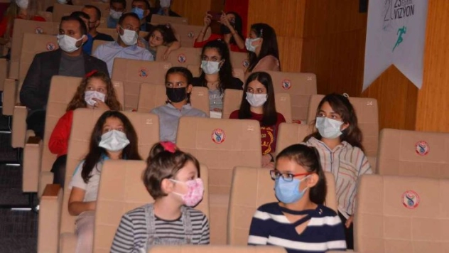 Adana'da Cumhuriyet Bayramı 15 Temmuz şehidinin isminin verildiği okulda kutlandı