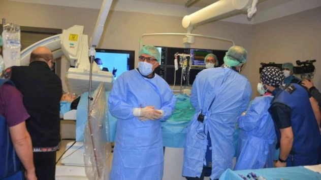 Adana'da kasıktan kalp kapak değişimi