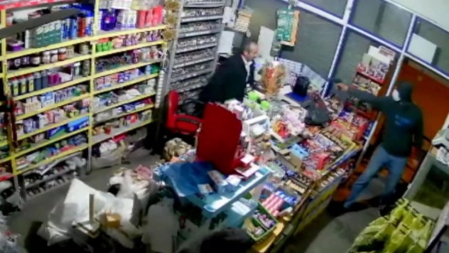Adana'da marketteki silahlı saldırı kamerada