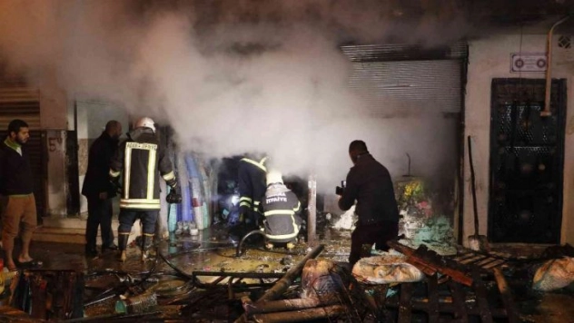 Adana'da müstakil evin deposu yandı: 3 kişi dumandan etkilendi