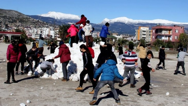 Adana'da öğrencilerin kar sevinci