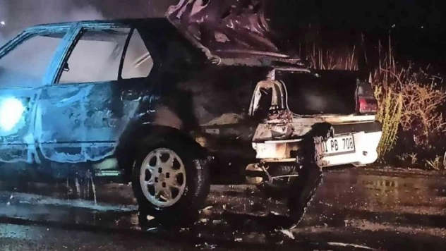 Adana'da otomobil traktöre arkadan çarptı: 1'i ağır 4 yaralı