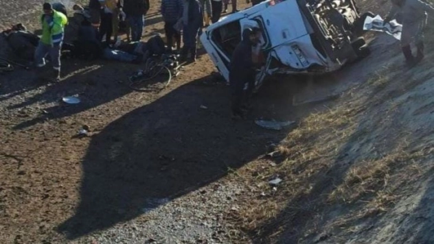 Adana'da tarım işçilerini taşıyan minibüs devrildi: 1 ölü, 10 yaralı