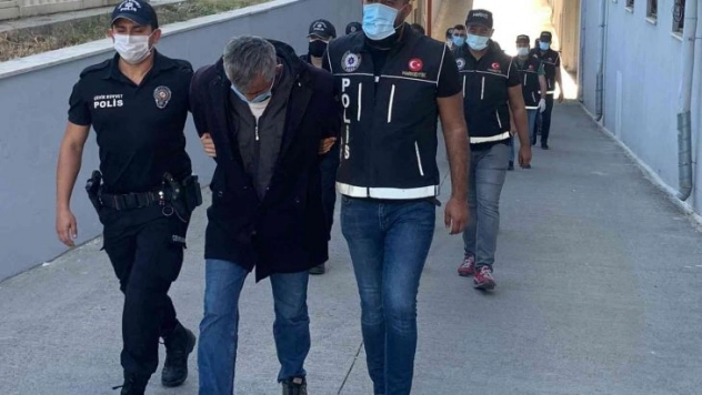 Adana'da torbacı operasyonunda 3 kişi tutuklandı