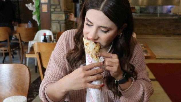 Adana'da yeni trend: 'Lahmacun arası kebap'
