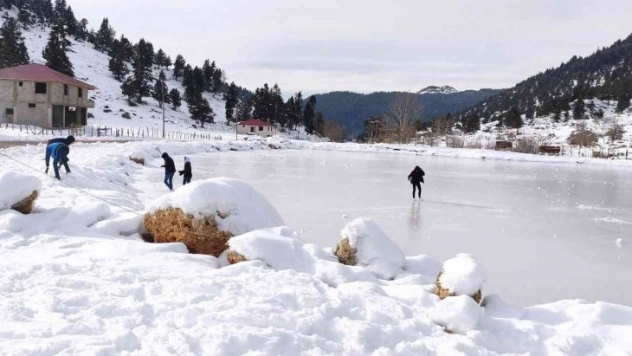 Adana Göller Yaylası buz tutunca eğlence merkezine döndü
