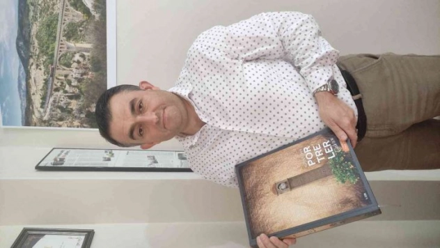 Adana'nın portrelerini kitapta topladı