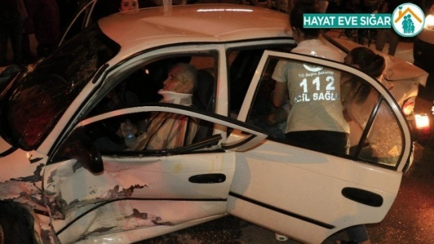 Adana'da iki otomobil çarpıştı: 7 yaralı