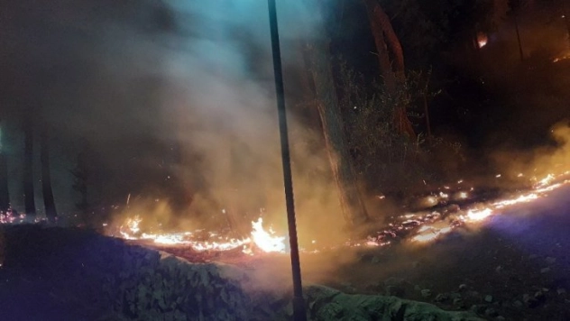 Adana'da tarihi Kozan Kalesi eteklerinde yangın