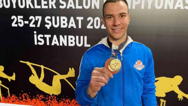 Adanalı atlet sırıkla atlamada Türkiye şampiyonu