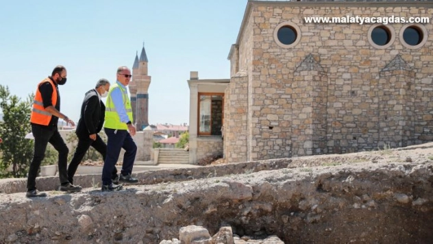 Adeta iğneyle kuyu kazıyorlar