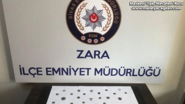 Adeta yürüyen müze olan zanlı polislere yakalandı