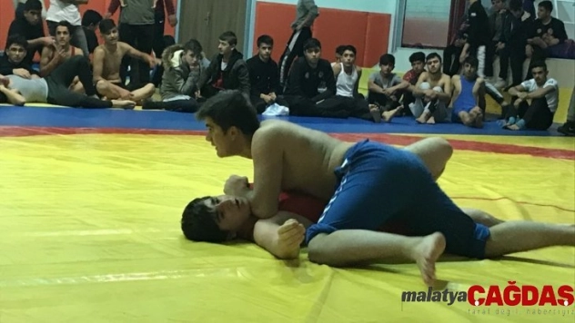 Adilcevazlı öğrenciler güreş müsabakalarında il birincisi oldu