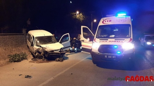 Adıyaman da araç cami duvarına çarptı 1 yaralı